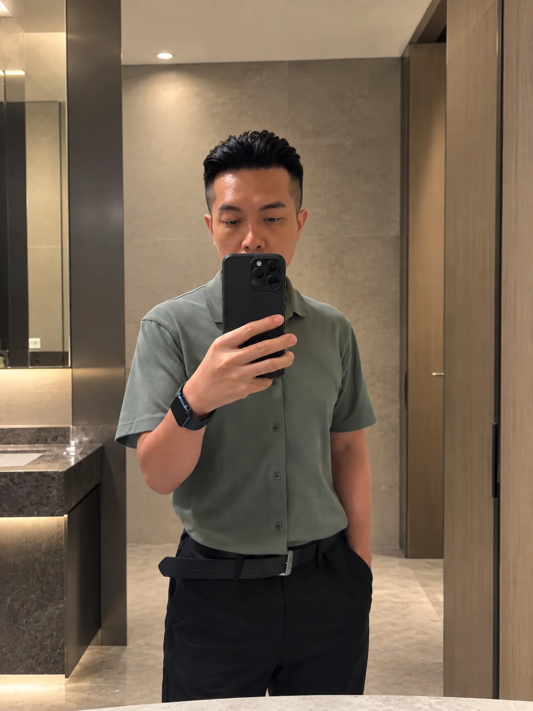 在鏡子前自拍全身，頭髮是自己整理後的狀態，穿著墨綠色短袖襯衫